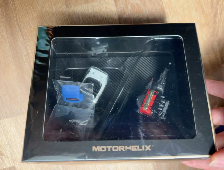 Motorhelix 1/64 Honda S2000 AP2 with 1/18 F22C1 Engine Set Limited Edition