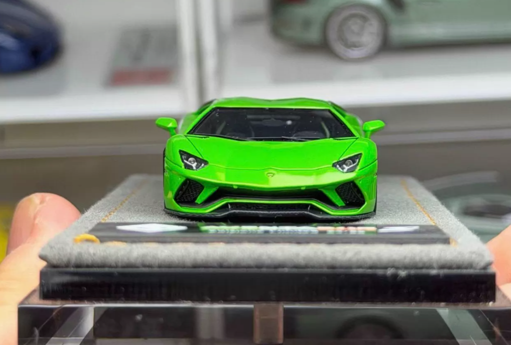 God Wealth GW 1/64 Lamborghini Aventador LP740 AVS Metallic Green