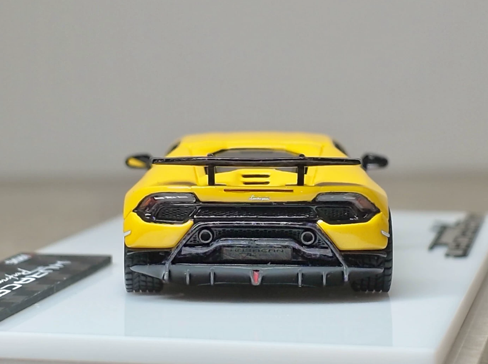 Tardis 1/64 Lamborghini Huracan Performante Yellow Black Trim