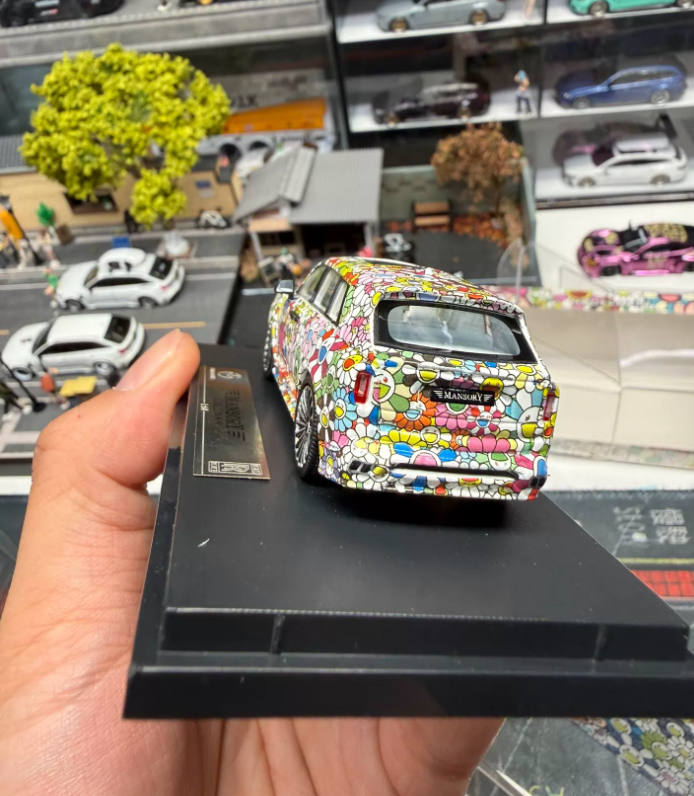 ModernArt TM 1:64 Rolls-Royce Cullinan Murakami Sunflower Model