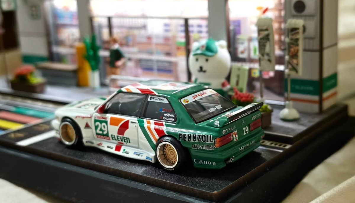 Kaido House Mini GT 1/64 BMW M3 E30 Kaido Works Larry Chen V1 7-Eleven