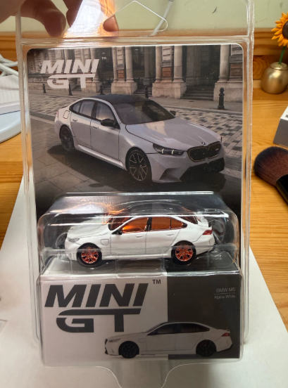 MINI GT 1092 BMW M5 Alpine White Blister Chase 1/64