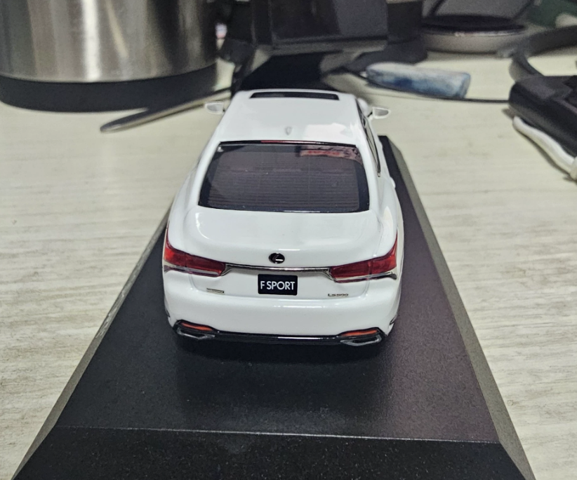 Kyosho 1/43 Lexus LS500h F Sport White Diecast Model