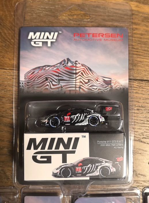 MINI GT 1:64 Porsche 911 GT3 R AO Racing Petersen Museum Set