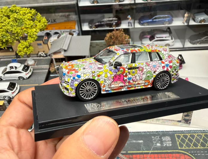 ModernArt TM 1:64 Rolls-Royce Cullinan Murakami Sunflower Model
