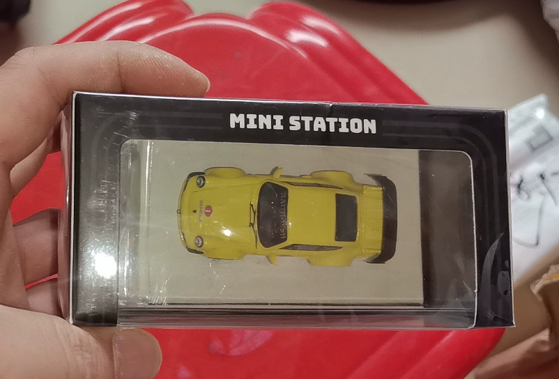 MINI STATION 1/64 Porsche 964 RWB Master Roshi Yellow Figure