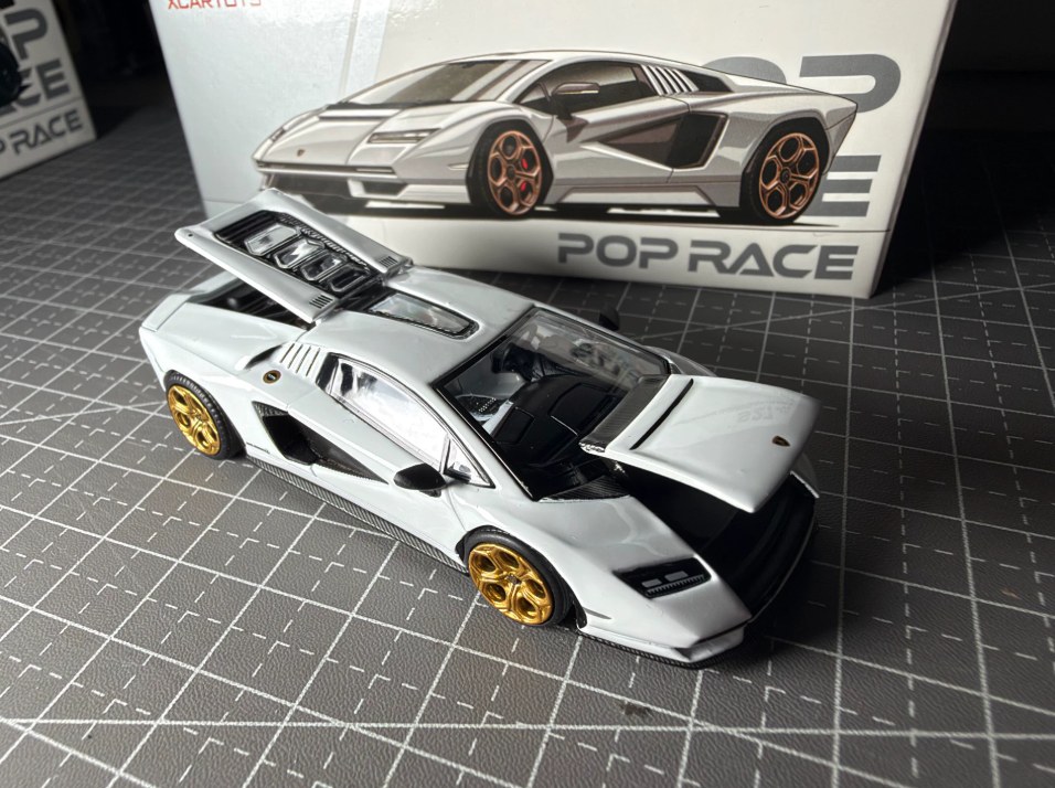 POP RACE 1/64 Lamborghini Countach LPI 800-4 White S27-01