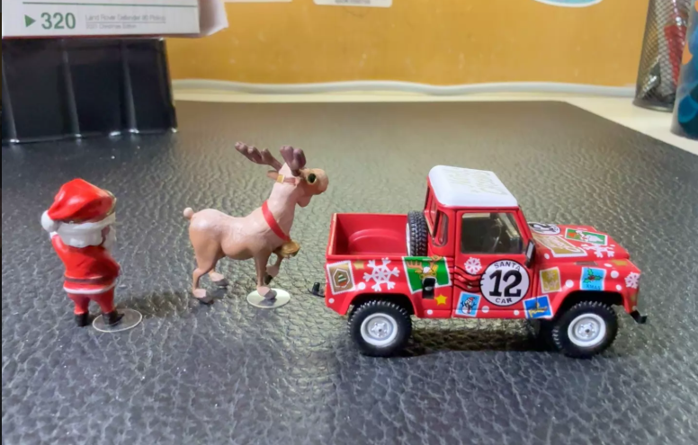 MINI GT 320 Land Rover Defender 90 Pickup 2021 Christmas Edition