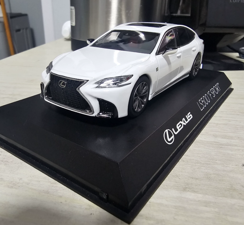 Kyosho 1/43 Lexus LS500h F Sport White Diecast Model