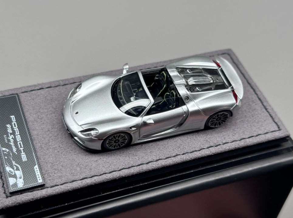 Halo Model 1/64 Porsche 918 Spyder Metallic Silver with Removable Roof