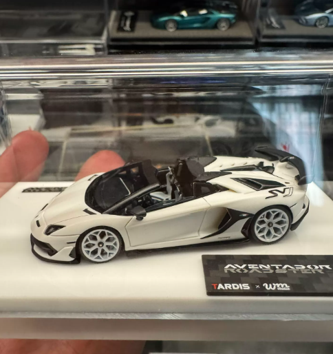 TARDIS 1/64 Lamborghini Aventador SVJ Roadster Panda White Black