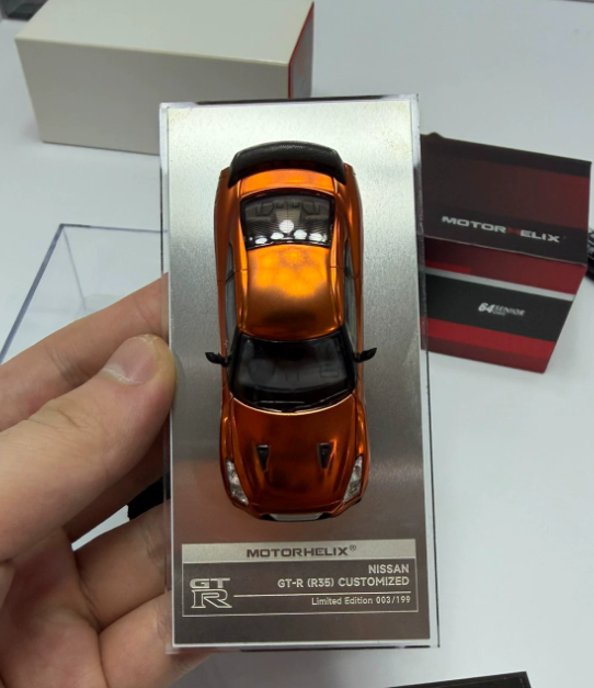 MOTORHELIX 1/64 Nissan GT-R R35 Sunset Orange Chase
