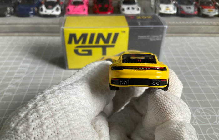 MINI GT 252 Porsche 911 Carrera 4S Racing Yellow 1/64 Alloy