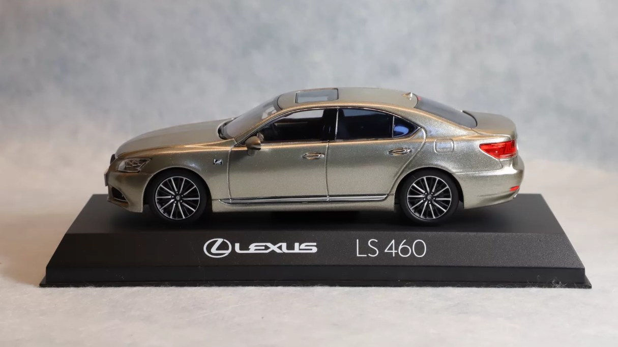 Kyosho 1/43 Lexus LS460 F Sport Champagne Gold Diecast Model