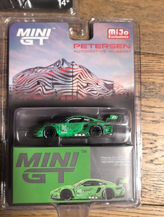MINI GT 1:64 Porsche 911 GT3 R AO Racing Petersen Museum Set