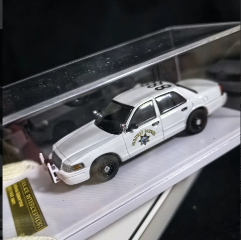 Rollin 1/64 CHP Ford Crown Victoria Polar Bear White Chase