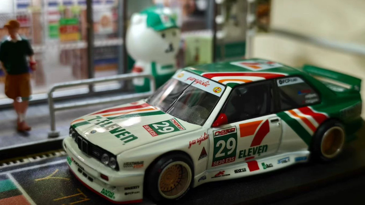 Kaido House Mini GT 1/64 BMW M3 E30 Kaido Works Larry Chen V1 7-Eleven