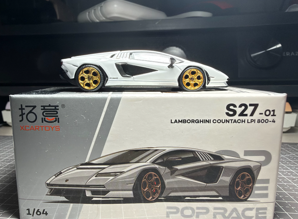 POP RACE 1/64 Lamborghini Countach LPI 800-4 White S27-01