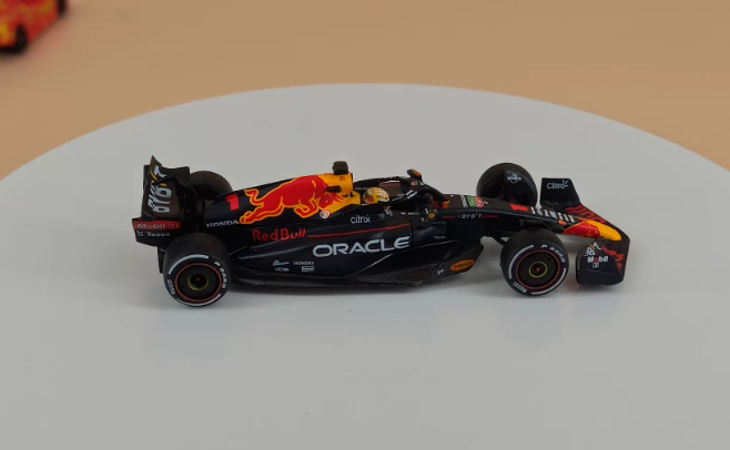 Mini GT 520 Oracle Red Bull Racing RB18 #1 Max Verstappen Abu Dhabi GP