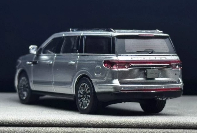 WTX 1/64 2022 Lincoln Navigator LWB Alloy Model Iconic Silver Metallic