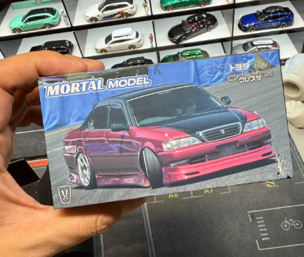 Mortal Model 1/64 Toyota Cresta Roulant G Red