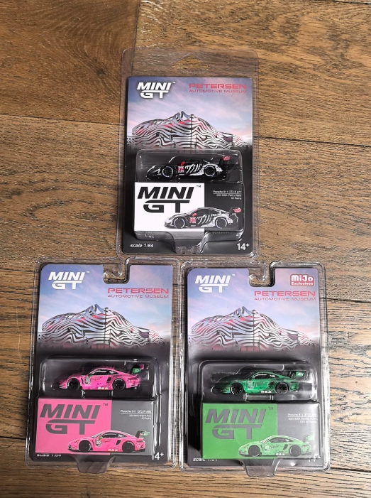 MINI GT 1:64 Porsche 911 GT3 R AO Racing Petersen Museum Set