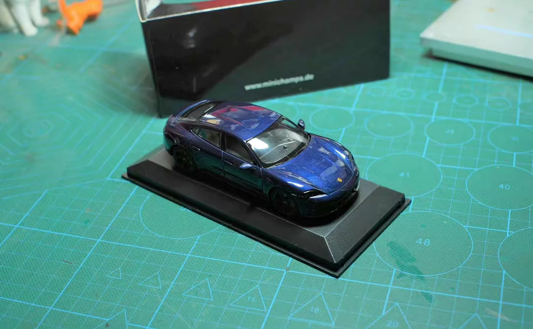 Minichamps 1:43 Porsche Taycan Turbo S Enzianblau Metallic Limited Edition