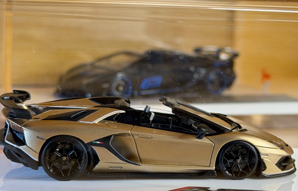 Tardis 1/64 Lamborghini Aventador SVJ Roadster Bronzo Zenas Model